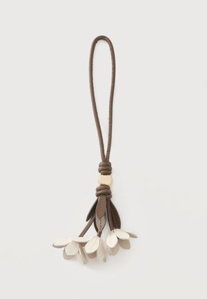 Portachiavi ad anello in pelle marrone con perla beige e charm decorativi in pelle bianca e marrone a forma di petalo appesi all'estremità.