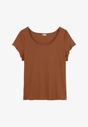 Haut en maille côtelée à manches courtes de couleur rouille avec encolure dégagée et bord ondulé aux manches et à l'ourlet, présenté à plat sur fond blanc.