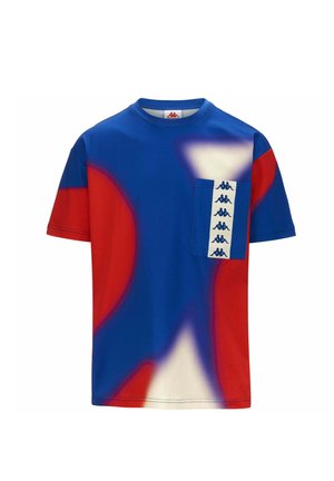 Camiseta de manga corta con un patrón abstracto en azul y rojo, que presenta un bolsillo frontal con un detalle de cinta de logo. Fabricada con tejido suave.