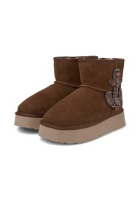 Bottines en daim marron avec un design d'ancre décoratif en perles sur le côté, dotées d'une épaisse semelle en plateforme beige et d'un intérieur rembourré.