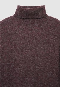 Maglione a collo alto color borgogna realizzato in tessuto a maglia testurizzato, con un collo alto e un aspetto morbido e peloso, caratterizzato da sottili variazioni tonali.