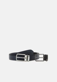 Cintura in pelle blu navy con doppia fibbia in metallo, texture liscia e dettagli con logo in rilievo. La cintura ha una forma piatta e rettangolare.