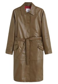 Bruine leren jas met een kraag, een ceintuur in de taille en twee schuin geplaatste voorkeurs. Gevoerd met contrasterende rode stof.