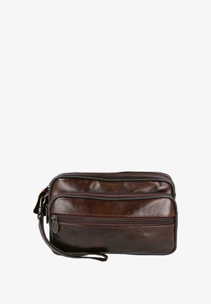 Bolso de mano de cuero marrón con tres compartimentos con cremallera, diseño elegante, textura suave y una correa de muñeca para facilitar su manejo.