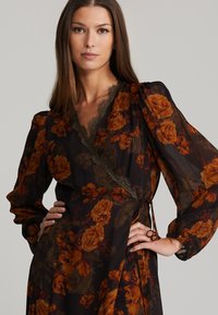 ANDIATA GISLA - Juhlamekko - black/apricot