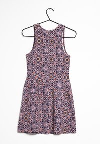 Ärmlös klänning med rund halsringning, som har ett mörkblått och rosa blommönster. Tillverkad av lätt, slätt tyg. Hänger på en svart krok.