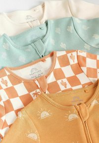 Ensemble de quatre vêtements pour bébés en matériaux doux : crème, vert menthe, carreaux terracotta et moutarde. Chacun présente des motifs imprimés uniques.