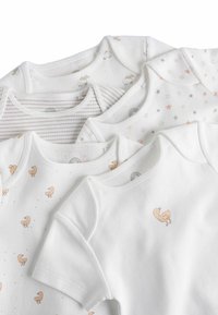 Set di quattro body bianchi per neonati. Caratteristiche includono vari motivi: anatroccoli, stelle e righe. Cotone morbido con scollature arrotondate e maniche corte.
