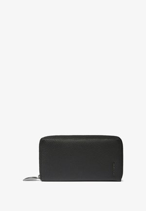 Portefeuille en cuir noir avec une finition texturée, forme rectangulaire, fermeture éclair et un accent métallique sur la tirette.