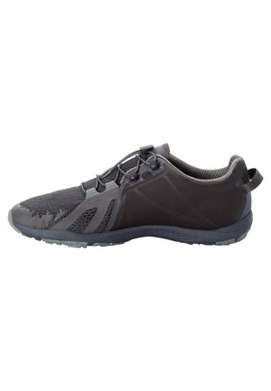 Schwarzer und grauer, niedriger athletischer Schuh mit einem Obermaterial aus Mesh, elastischen Schnürsenkeln, gepolsterter Kragen, Zuglasche und flexibler Gummisohle.