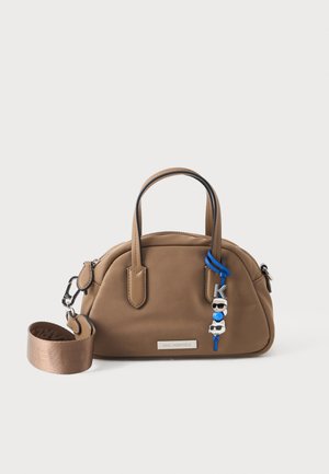 Brun læderhåndtaske med to håndtag, aftagelig rem, sølv logo plade og blå charm med to tegneserieansigtter iført solbriller.