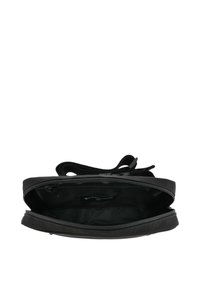 Schwarze Beuteltasche mit Reißverschluss, mit glatter Außenseite und einem einzelnen Schulterriemen. Innenfutter aus Stoff, keine zusätzlichen Fächer sichtbar.