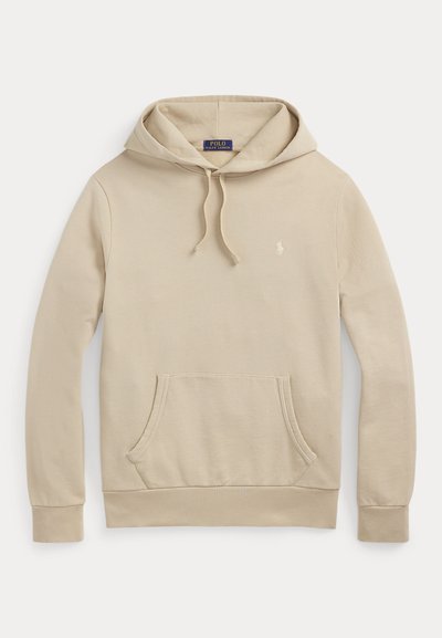 Beige hettegenser laget av mykt stoff, med en fremre kengurulomme, snor i hetten og en liten brodert logo på brystet.