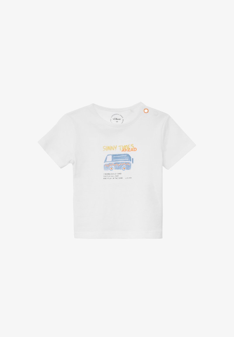 Witte katoenen t-shirt met een blauwe busafbeelding, oranje details en de tekst "SUNNY TIMES AHEAD" in geel en oranje. Korte mouwen, ronde halslijn.