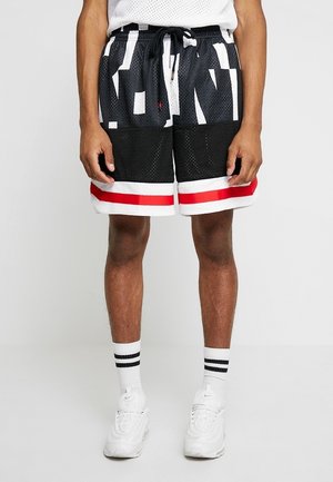 Czarno-białe sportowe spodenki w wzory z czerwonymi i białymi paskami przy krawędzi. Wykonane z przewiewnego materiału siateczkowego. Regulowany pas ze sznurkiem.