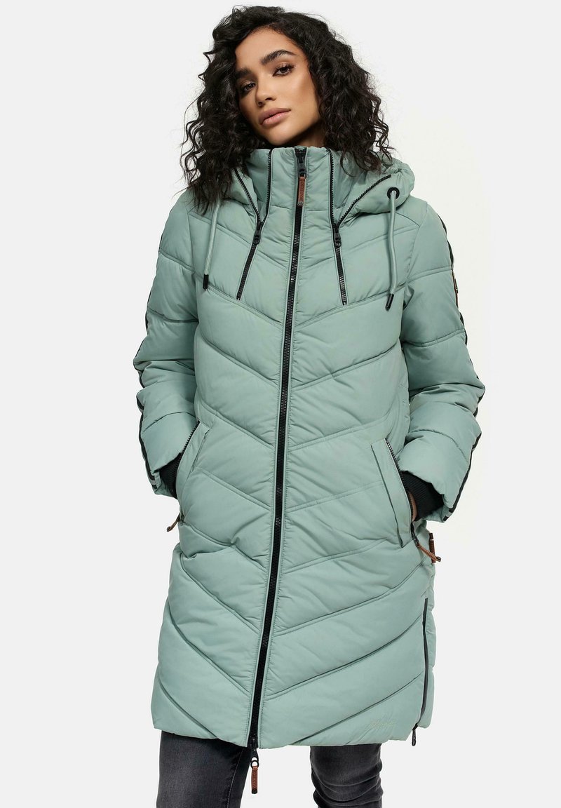 Manteau rembourré vert clair avec un motif en chevrons, capuche ajustable, fermeture éclair et poches latérales. Tissu textur�é avec des poignets élastiques.
