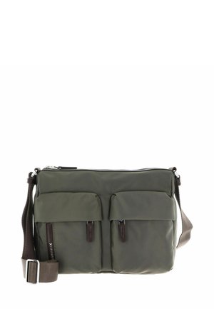 Sac à bandoulière en nylon vert olive avec deux poches avant, une fermeture éclair et une sangle brune réglable. Texture lisse, design minimaliste.