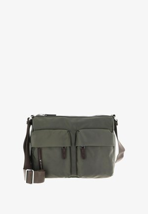 Olivgrüne Nylon-Schultertasche mit zwei vorderen Taschen, einem Reißverschluss und einem braunen verstellbaren Trageriemen. Glatte Textur, minimalistisches Design.