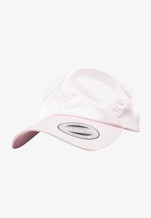 Casquette rose en tissu brillant avec une visière incurvée et une sangle ajustable. Présente une étiquette logo sur le devant et une texture lisse.
