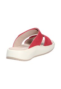 Sandali platform in suede rosso con punta aperta, doppie fascette incrociate e suola in gomma bianca. Curva notevole nel tacco per un'altezza aggiuntiva.