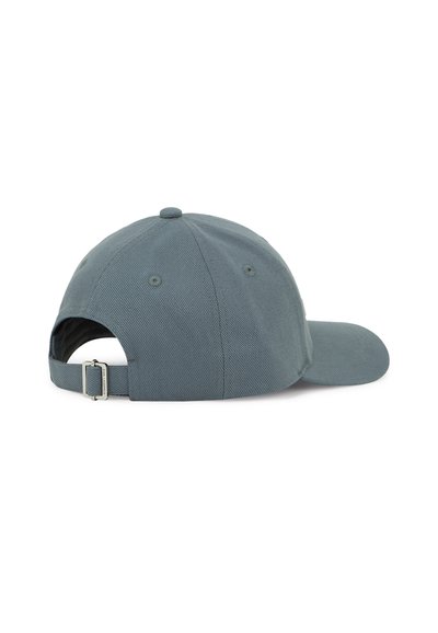 Casquette de baseball en coton de couleur bleu-gris atténuée avec une visière courbée, une sangle ajustable à l'arrière, et un design à six panneaux avec des trous de ventilation.