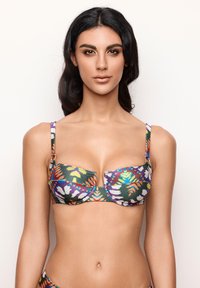 Bikiny s pestrými barvami a květinovými a geometrickými vzory. Vyrobeny z žebrované látky, s nastavovacími ramínky a strukturovaným designem.