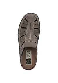 Graue Leder-Slipper mit perforiertem Design, kontrastierendem weißen Nähten und atmungsaktivem Fußbett. Bietet eine breite Passform für zusätzlichen Komfort.