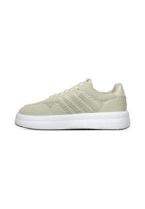 Sneaker in tessuto lavorato a maglia grigio chiaro con suola bianca spessa, lacci e colletto basso alla caviglia, mostrato di lato su sfondo bianco.