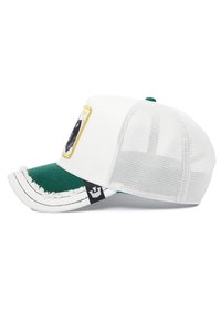 Gorra de béisbol con un panel frontal blanco, visera verde, bordes desgastados, parte trasera de malla y un parche con detalles gráficos en la parte frontal.