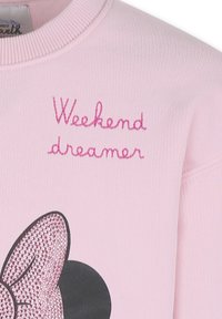 Felpa rosa con texture a coste, con la scritta "Weekend dreamer" ricamata in rosa e un design di Minnie Mouse nera con strass.