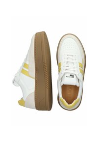 Baltos ir geltonos sportbačiai su ruda pado danga, vienas iš viršaus pusės, kitas iš šono, su raišteliais ir perforuotomis pirštų srityse.