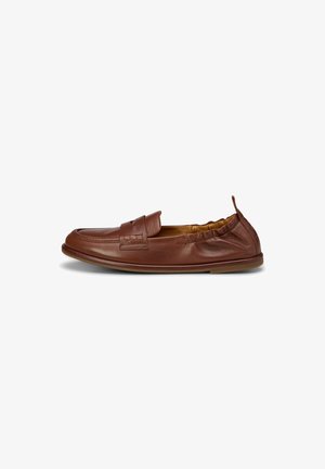 Mocassino slip-on in pelle marrone con elastico sul retro e suola piatta, progettato per un look casual o semi-formale.