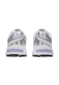 Vita och silverfärgade träningsskor med ovandel i nät, lila detaljer och en strukturerad sula. Buktande design med reflekterande inslag.