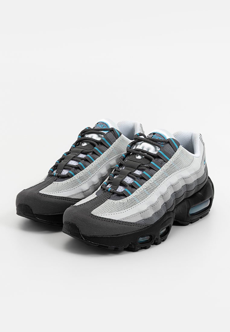 Zapatillas negras y grises con parte superior de malla, acentos texturizados y detalles en azul. El diseño incluye amortiguación de aire y una silueta elegante.