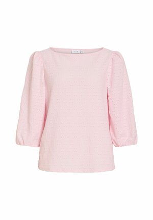 Blouse rose clair avec manches trois-quarts bouffantes et délicate broderie ajourée sur tout le tissu.