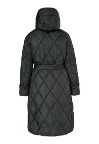Gequilte zwarte pufferjas met een capuchon, voorzien van een ceintuur in de taille en een ruitpatroon. De mouwen hebben manchetten en het ontwerp is lang en recht.