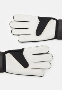 Guantes de portero blancos con acentos negros, que cuentan con puntas de dedos texturizadas y una muñequera, palma acolchada para un mejor agarre y diseño de dedos segmentado.