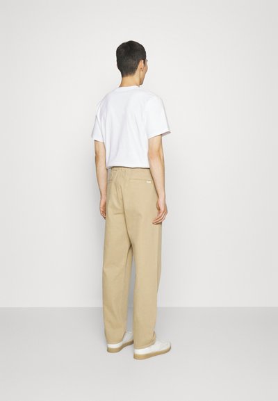 forét CLAY PANTS - Pantalon classique - corn