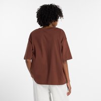Camisa castanha de manga curta feita de algodão com um corte descontraído. Apresenta um decote redondo e uma bainha ligeiramente curva.
