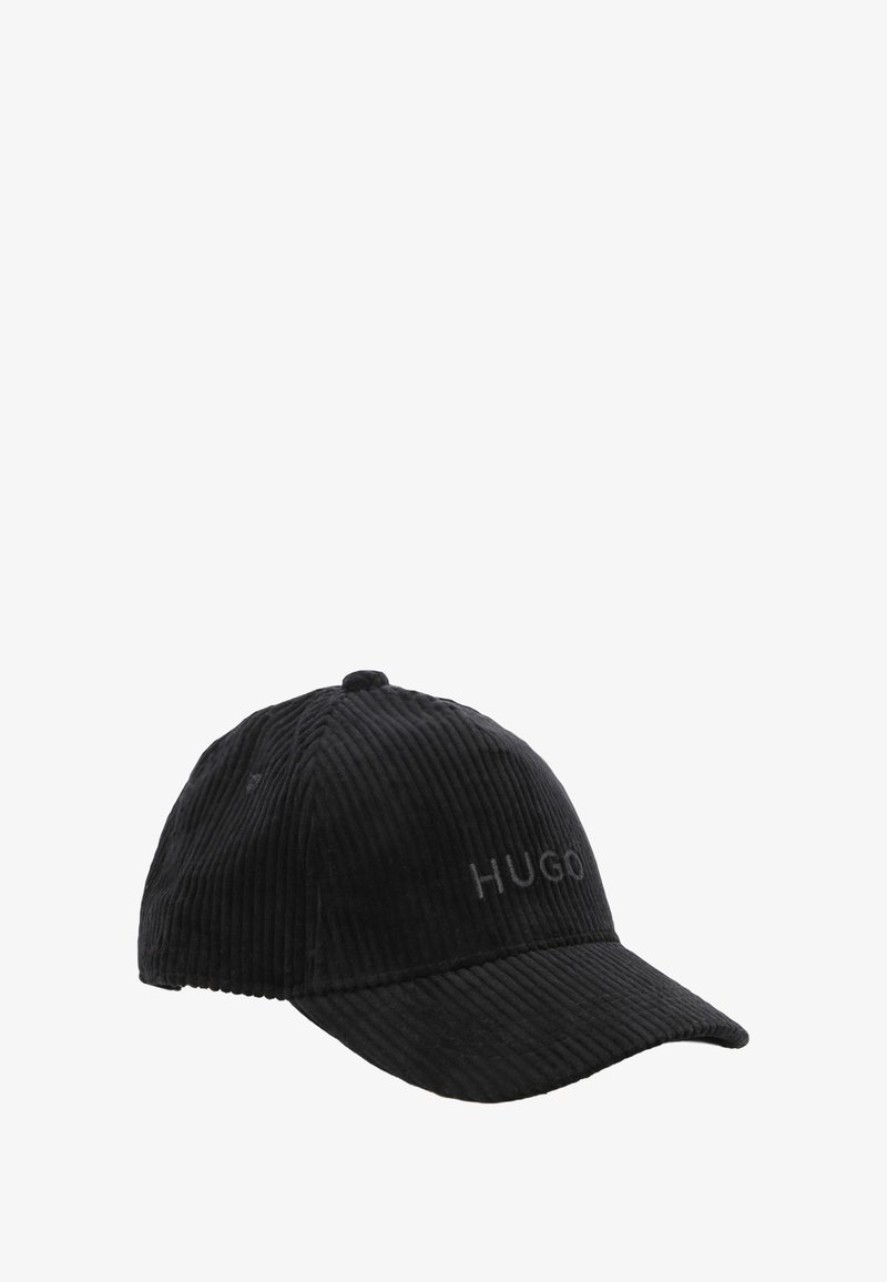 Casquette de baseball en velours côtelé noir avec une visière légèrement courbée et le logo brodé "HUGO" sur le devant. Tissu texturé avec des rayures verticales.