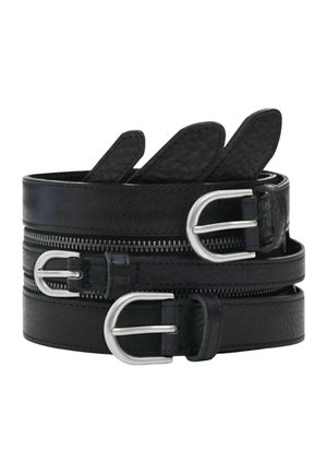 Kolm mustast nahast rulli keeratud vööd, millel on hõbedased metallpandlad, ja üks vöö, millel on hõbedane luku detail valgel taustal.