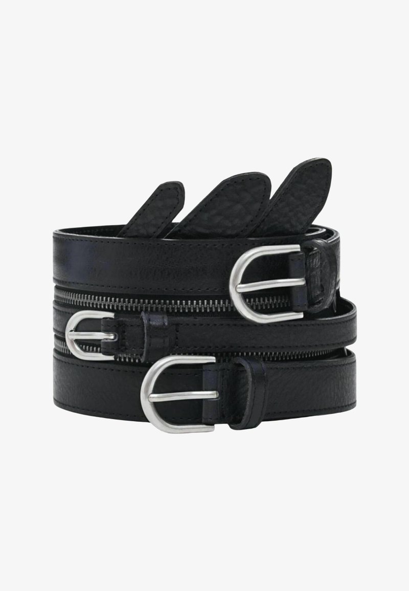 Trois ceintures en cuir noir enroulées avec des boucles en métal argenté et une ceinture avec un détail de fermeture éclair argentée sur fond blanc.