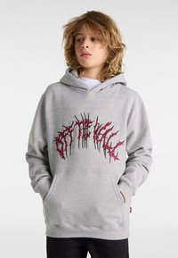 Sudadera gris con un bolsillo frontal, que presenta un estampado gráfico rojo que se asemeja a marcas de garra. Confeccionada en tela suave y con capucha ajustable.