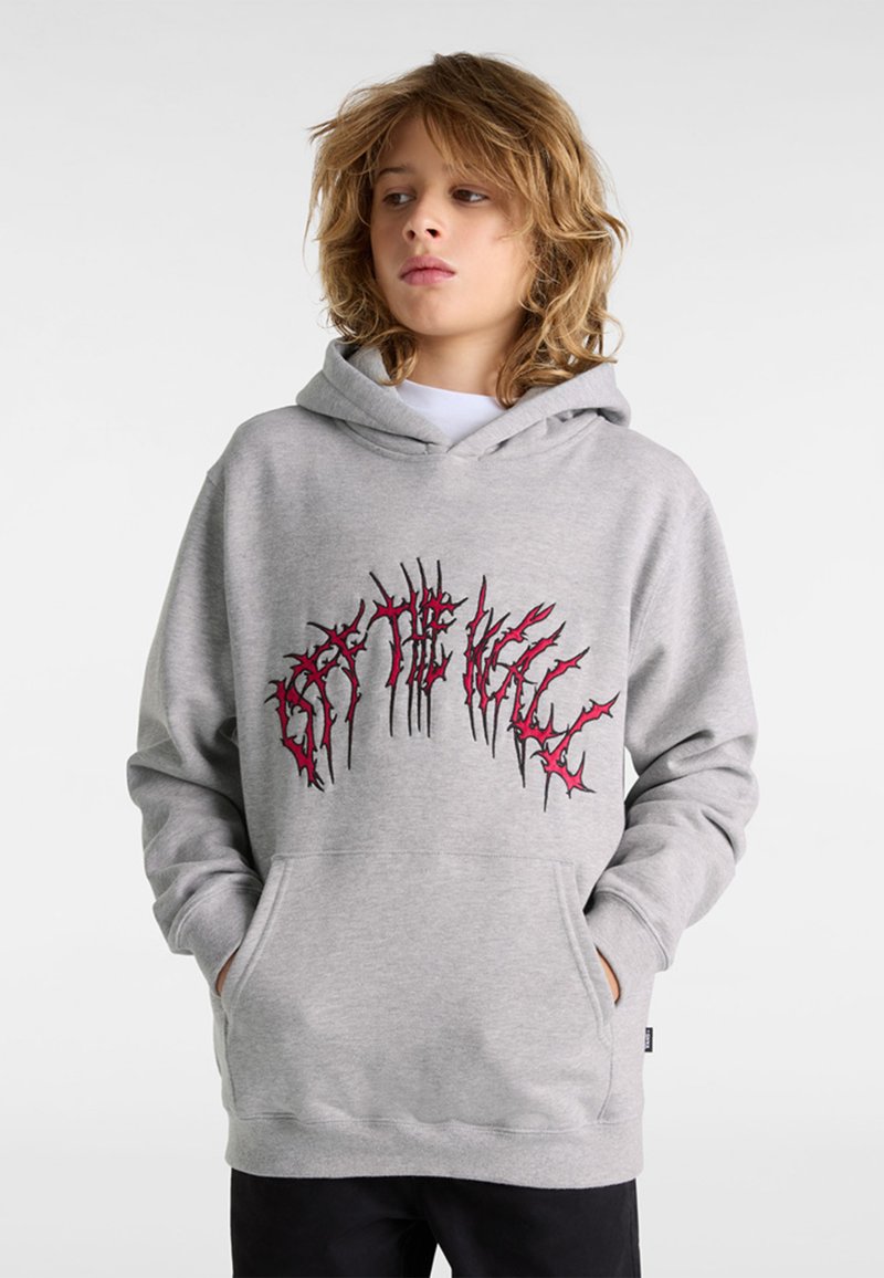 Sudadera gris con un bolsillo frontal, que presenta un estampado gráfico rojo que se asemeja a marcas de garra. Confeccionada en tela suave y con capucha ajustable.