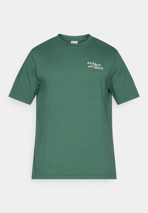 Grønn bomull T-skjorte med korte ermer, rund hals, og en liten hvit logo på venstre bryst. Glatt tekstur og standard passform design.