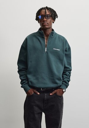 Pegador, PEGADOR LOGO OVERSIZED HALFZIP PULLOVER - Sweatshirt - washed dark teal white