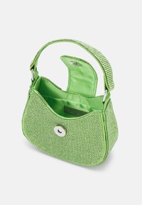 Borsa verde con un'esterno testurizzato, interno morbido in raso, manico corto e chiusura a scatto in argento. Presenta una finitura liscia e una forma arrotondata.