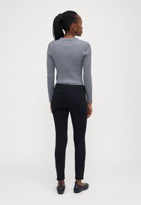 ONLY Petite ONLRAIN  - Uske traperice - black denim