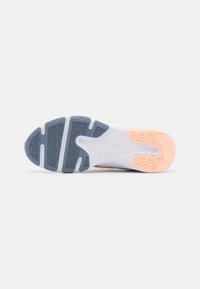 Nike Performance LEGEND ESSENTIAL  - Sapatilha de treino - venice/crimson bliss/crimson tint/ashen slate/light soft pink/white