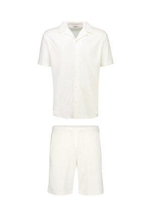 Wit kort mouw knoopjesoverhemd met kraag gecombineerd met witte short met trekkoord, plat gelegd op een witte achtergrond.